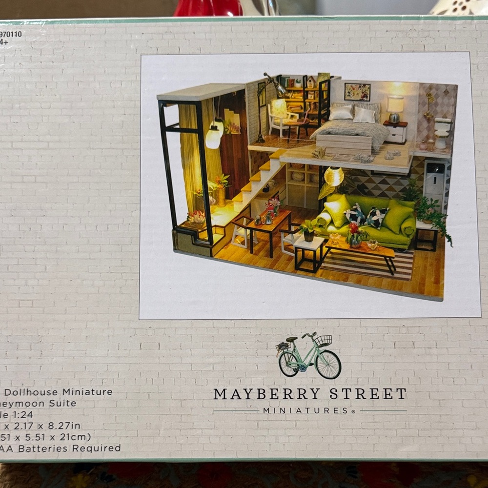 NIB Mayberry Street Miniatures Dollhouse Honeymoon Suite